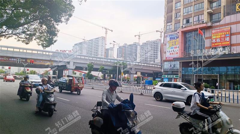 万达附近双门面餐饮夜宵店转让